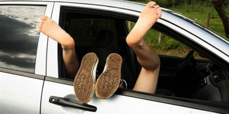 Umugabo yakubiswe n’inkuba afashe umugore we aryamanye n’undi mugabo mu modoka umugore we asakuza mu ijwi ry'ibyishimo