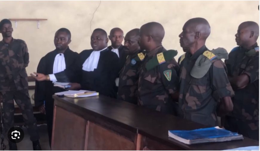 Abasirikare ba FARDC bahunze igitero cya M23 cyabereye i Rwindi bari mu mazi abira