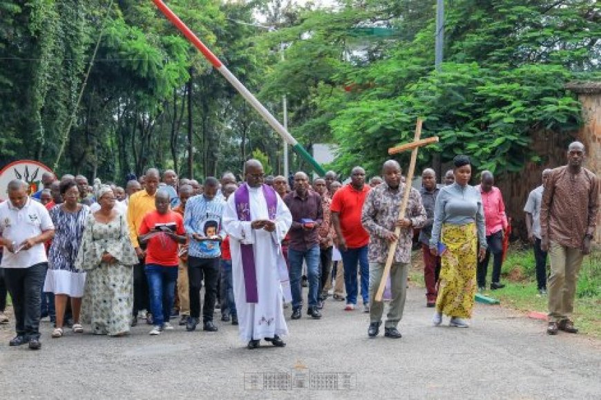 Perezida Ndayishimiye n’umugore we bagaragaye bahetse umusaraba