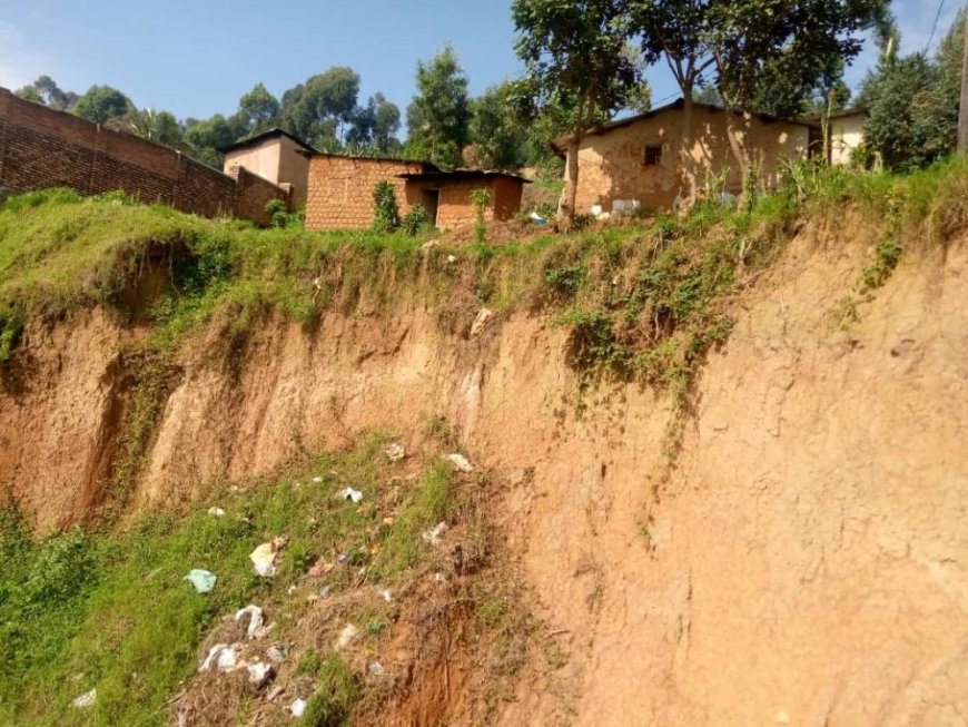 Abaturage bo mu karere ka Gicumbi bafite impungenge kuri ruhurura yatangiye kototera inzu zabo