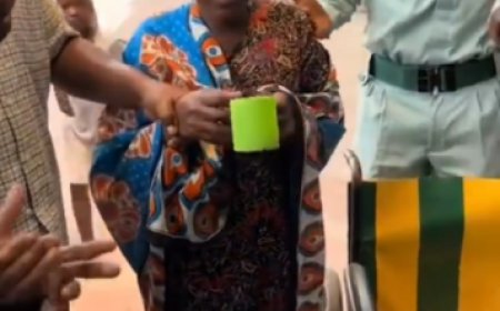 Reba amashusho hano-Umugore w’umunyamayeri menshi cyane wasabirizaga abeshya ko atabona yanamugaye amaguru yafatiwe mu cyuho