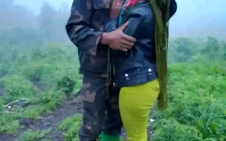 Reba Amafoto y’umusirikare wa Congo ari gusomana n’umukobwa ku rugamba akomeje kubica bigacika ku mbuga nkoranyambaga