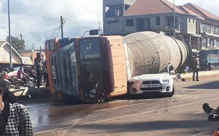 Kampala habaye impanuka iteye ubwoba ihitana umuntu umwe waruri mu modoka iyimodoka yaryamiye [AMAFOTO]