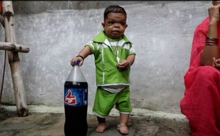 Afite imyaka 25 ariko mama we agenda amuteruye! Ravi Kumar umugabo warekeyaho gukura ku myaka 5 gusa[AMAFOTO]