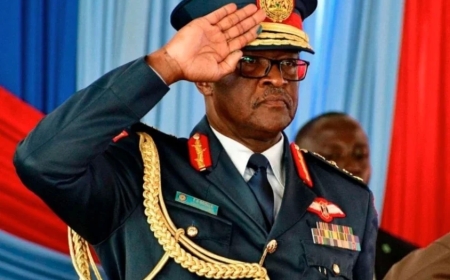 Umugaba Mukuru w’Ingabo za Kenya n’abandi ba Ofisiye  bari kumwe, bitabye Imana