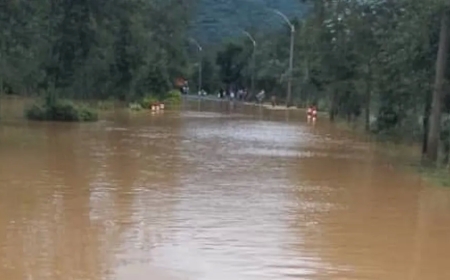 Umuhanda Muhanga-Ngororero wabaye ufunzwe by’agateganyo nyuma y’uko umugezi wa Nyabarongo wuzuye ukamena amazi muri uyu muhanda akawufunga