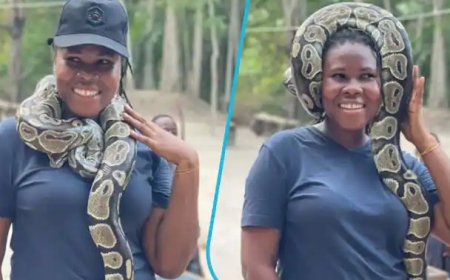 Ntago bisanzwe! Umukobwa wo muri Ghana yatunguranye yambara inzoka mu ijosi avuga ko itamurya