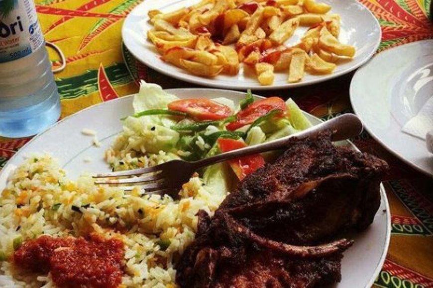 Umukiriya yaguye mu kantu ubwo yaryaga ibiryo muri resitora agasangamo igitsina