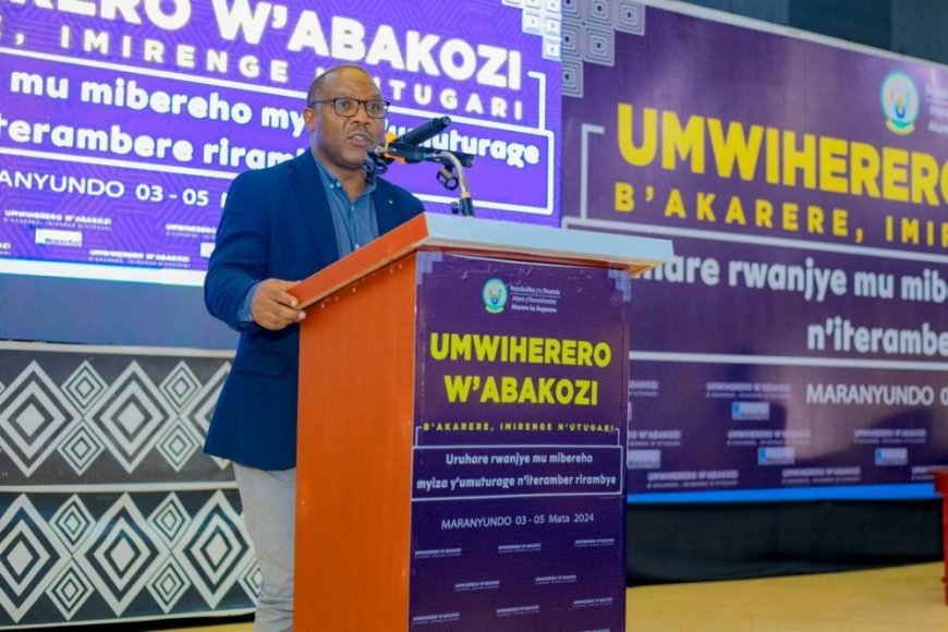 Mu karere ka Bugesera: Minisitiri Musabyimana yanenze abayobozi badatanga serivisi nziza ku baturage