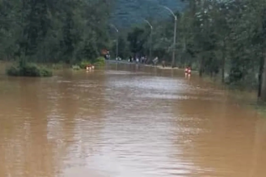Umuhanda Muhanga-Ngororero wabaye ufunzwe by’agateganyo nyuma y’uko umugezi wa Nyabarongo wuzuye ukamena amazi muri uyu muhanda akawufunga