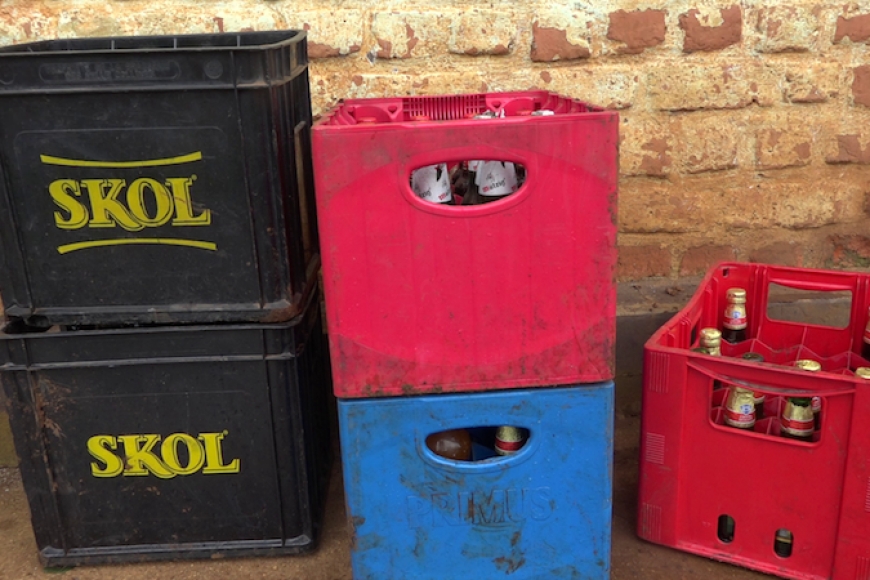 Abakekwaho kwiba amakaziye 5 y’inzoga zimwe bakazitaba izindi bakazinywa batamajwe n’ibyo bakoze, bagitahurwa bakijijwe n’amaguru bayabangira ingata