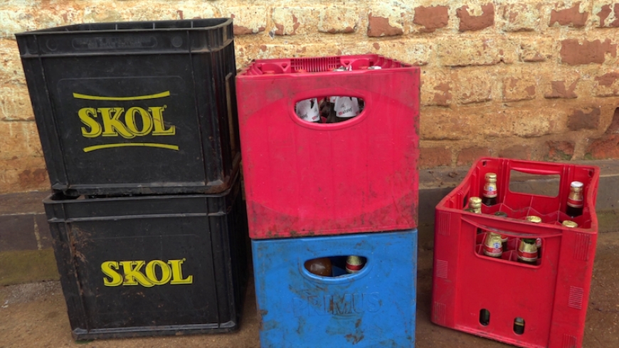 Abakekwaho kwiba amakaziye 5 y’inzoga zimwe bakazitaba izindi bakazinywa batamajwe n’ibyo bakoze, bagitahurwa bakijijwe n’amaguru bayabangira ingata