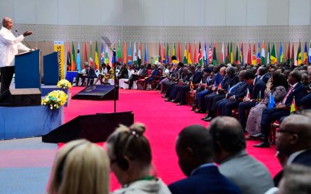 Perezida wa Uganda Yoweri Kaguta Museveni yeruriye Ibihugu bikize ko ibikorerwa Afurika ngo itere imbere ari byo biyigwingiza