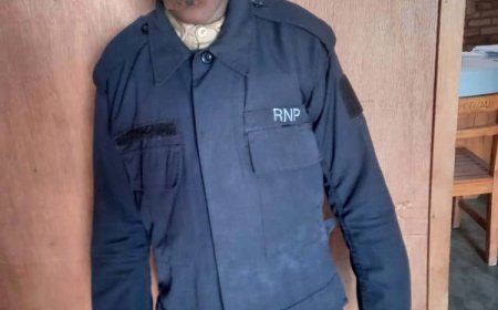 Amashirakinyoma ku mwana wagaragaye yambaye umwambaro wa Police ku ishuri