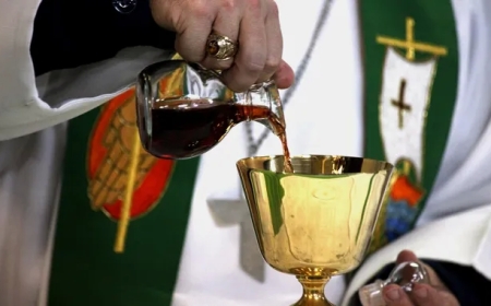 Sobanukirwa ibi: Hatangajwe icyatumye Umuvinyo ushushanya amaraso ya Yezu uba imbonekarimwe muri Kiliziya ya Uganda