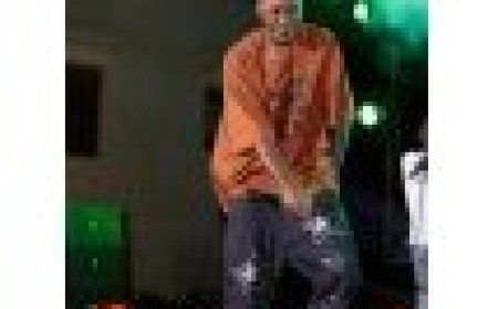 Umuhanzi ugezweho muri Uganda, yaheze umwuka ku rubyiniro