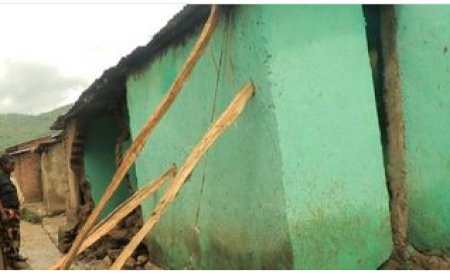 Nyabihu: Abaturage bahangayikishijwe n’uko hari abari mu mazu ategeshejwe n’inkingi zibiti kubera ibiza