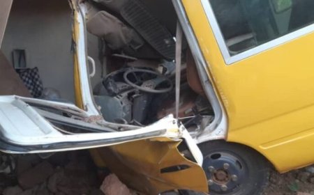 Imodoka yaritwaye abanyeshuri  yakoze impanuka i Nyamirambo igonga inzu,abana 7 barakomereka