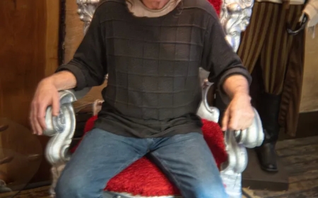 Umusaza w’imyaka 70 yahamije ko buri cyumweru yishyura arenga ibihumbi 500 RWF agamije gushaka umukunzi basazana