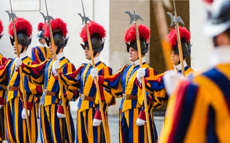 Ingabo zirinda Papa Francis zungutse abasirikare bashya bintarumikwa 34