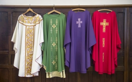 Ese wari uzi icyo bisobanuye ?: Sobanukirwa n’ibimenyetso biboneka ku myambaro y’abapadiri