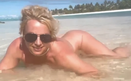 Britney Spears yongeye gukangaranya imbuga zitandukanye ubwo yashyiraga hanze amafoto yambaye ubusa