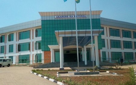 Yinjiye mu cyumba cy'inama biba ngombwa ko hitabazwa Polisi! Umunyamabanga Nshingwabikorwa wa kamwe mu tugari two mu karere ka Kayonza, yitabiriye inama yasinze yaborewe