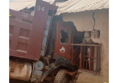 Nyanza: Impanuka ikomeye cyane  ya HOWO yivanye aho yari iparitse igasenya inzu y’umuturage