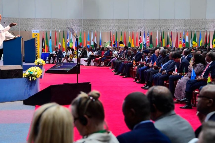 Perezida wa Uganda Yoweri Kaguta Museveni yeruriye Ibihugu bikize ko ibikorerwa Afurika ngo itere imbere ari byo biyigwingiza