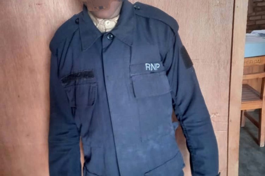 Amashirakinyoma ku mwana wagaragaye yambaye umwambaro wa Police ku ishuri