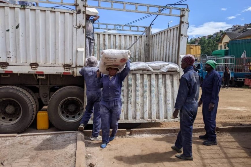 Rusizi: Umwihariko ku bagore bakora akazi ku bukarani (Amafoto)