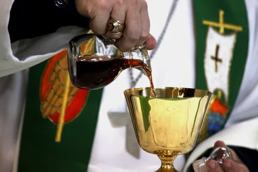 Sobanukirwa ibi: Hatangajwe icyatumye Umuvinyo ushushanya amaraso ya Yezu uba imbonekarimwe muri Kiliziya ya Uganda