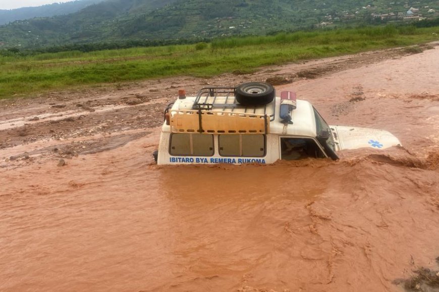 Kamonyi: Ambulance yari itwaye abarwayi yashaye hitabazwa izindi mbaraga (AMAFOTO)