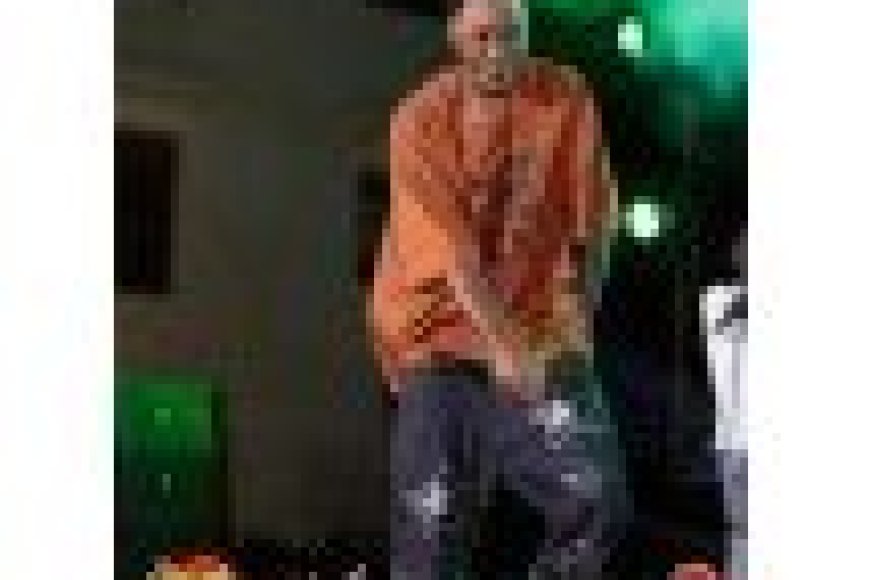 Umuhanzi ugezweho muri Uganda, yaheze umwuka ku rubyiniro