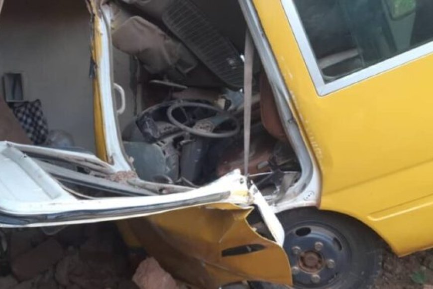 Imodoka yaritwaye abanyeshuri  yakoze impanuka i Nyamirambo igonga inzu,abana 7 barakomereka