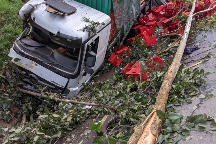 Musanze: Habereye impanuka y'Ikamyo yari yikoreye inzoga(Byeri)  Shoferi na Tandiboyi barakomereka