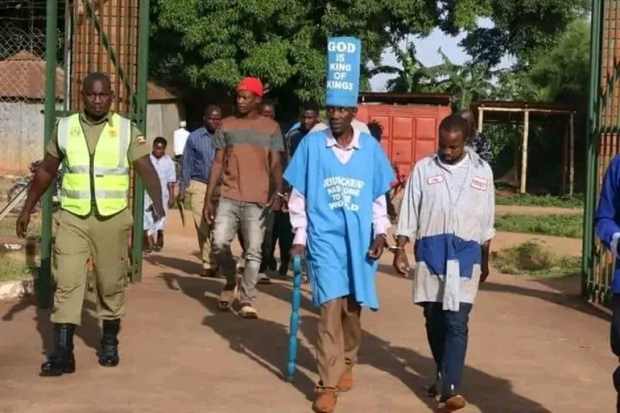 Uganda: Polisi yataye muri yombi umugabo wiyitaga Yesu avuga ko yoherejwe n’Imana aje gukiza abatuye Isi[AMAFOTO]