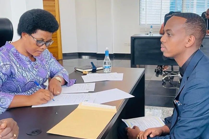 Umunyarwenya uzwi mu Rwanda na we yatanze kandidatire ngo azahatanire kuba Umudepite