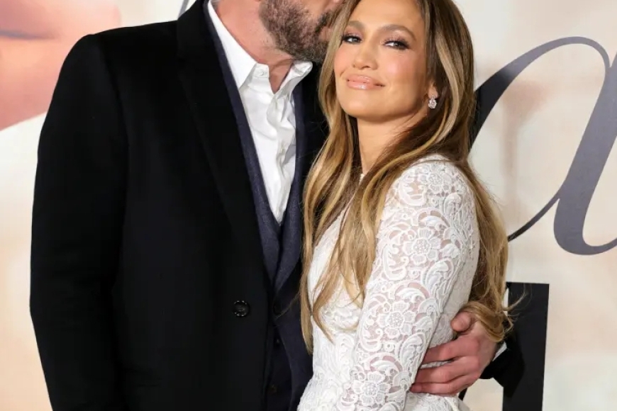 Umunyamakuru bari bamukuyemo iyo kotsa nyuma yo kubaza icyamamare kigezweho mu muziki Jennifer Lopez ibye na Ben Affleck