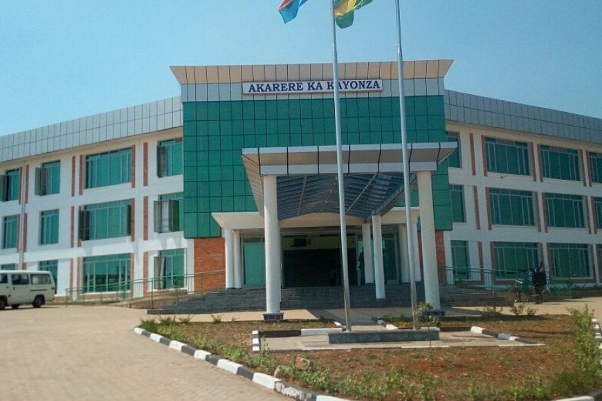 Yinjiye mu cyumba cy'inama biba ngombwa ko hitabazwa Polisi! Umunyamabanga Nshingwabikorwa wa kamwe mu tugari two mu karere ka Kayonza, yitabiriye inama yasinze yaborewe