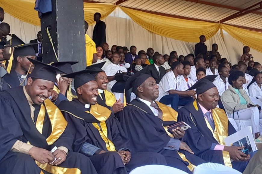 Umunyamakuru Barore Cléophas yahawe impamyabushobozi ari uwa mbere muri Théologie