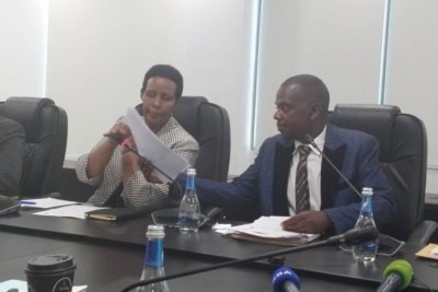 Hakizimana Innocent ukora akazi ku bwarimu yabuze ibyangombwa bike ubwo yashyikirizaga NEC kandidatire ye ku mwanya wa Perezida