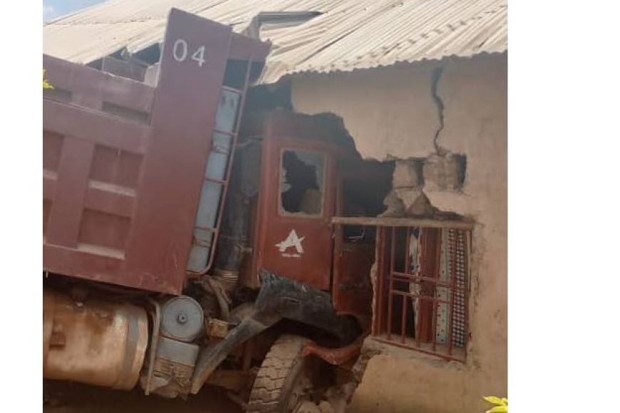 Nyanza: Impanuka ikomeye cyane  ya HOWO yivanye aho yari iparitse igasenya inzu y’umuturage