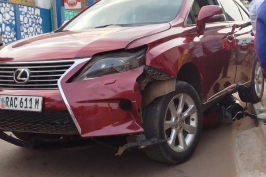 Kigali Imodoka yakoze impanuka maze igonga umumotari, Umushoferi  asohokamo ariruka ariko afatwa atararenga umutaru