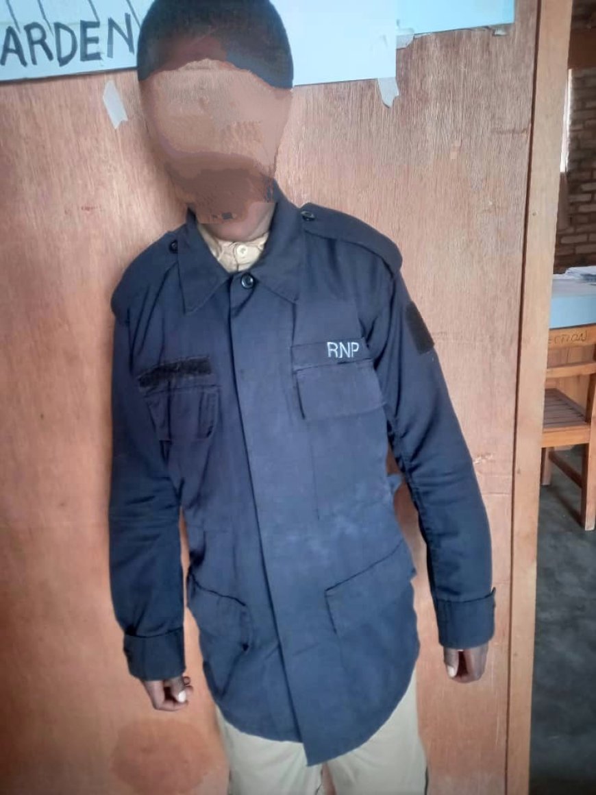 Amashirakinyoma ku mwana wagaragaye yambaye umwambaro wa Police ku ishuri