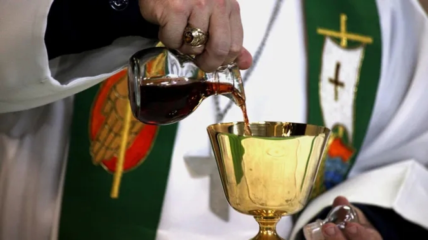 Sobanukirwa ibi: Hatangajwe icyatumye Umuvinyo ushushanya amaraso ya Yezu uba imbonekarimwe muri Kiliziya ya Uganda