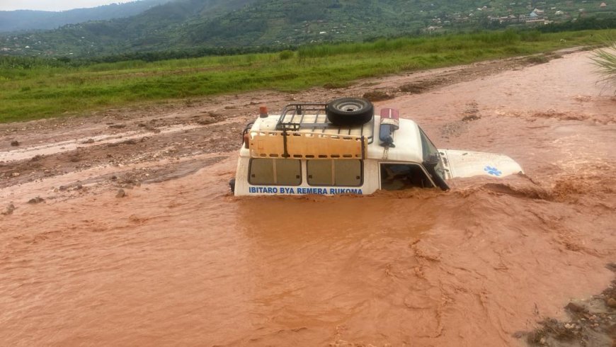Kamonyi: Ambulance yari itwaye abarwayi yashaye hitabazwa izindi mbaraga (AMAFOTO)
