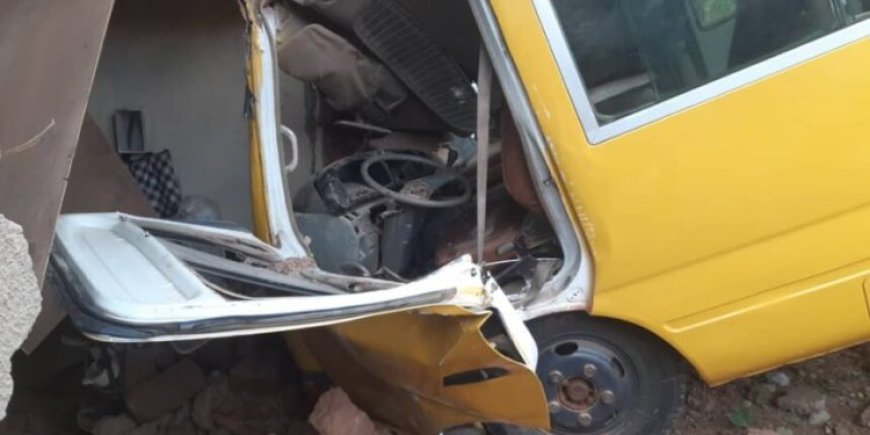 Imodoka yaritwaye abanyeshuri  yakoze impanuka i Nyamirambo igonga inzu,abana 7 barakomereka