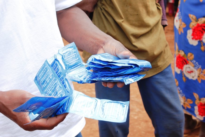 Babangamiwe n'amasaha y’umugoroba ibiciro by’agakingirizo birigutumbagira bigatuma batiha akabyizi