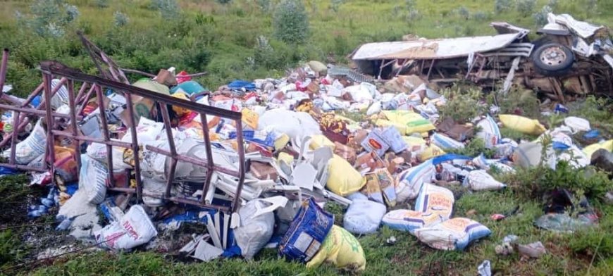 Karongi: Habaye impanuka y'ikamyo yari ipakiye ibicuruzwa bitandukanye yahitanye umuntu umwe, batatu barakomereka